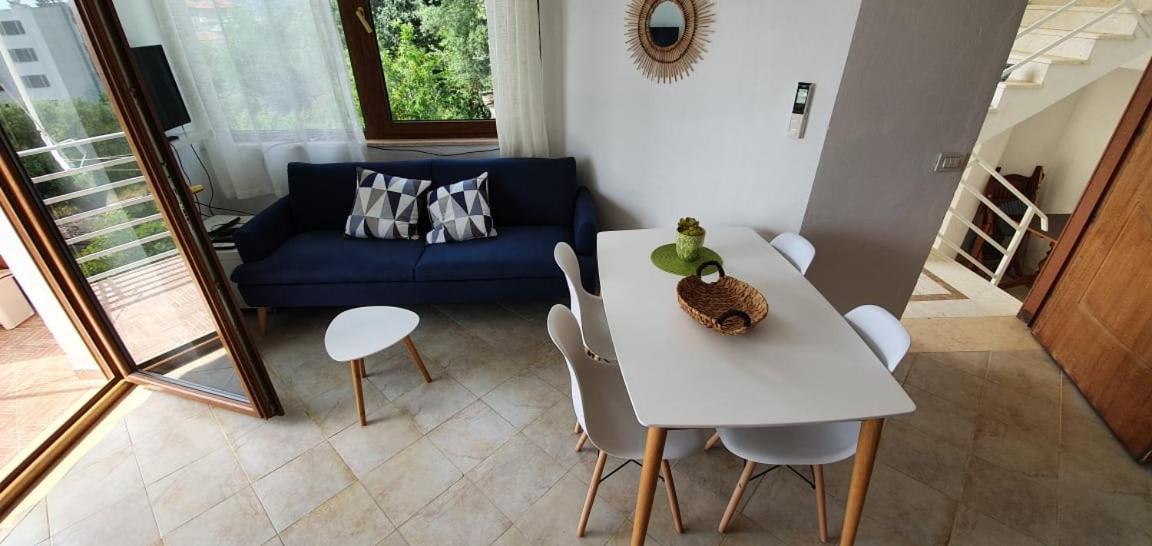 Seaview Apartment Borsh Bagian luar foto