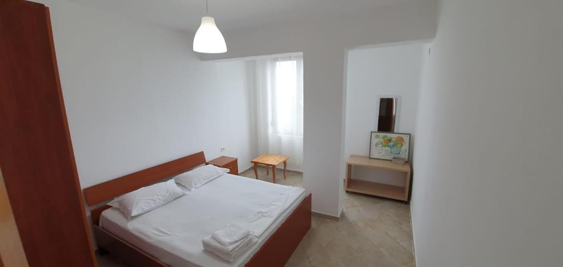 Seaview Apartment Borsh Bagian luar foto